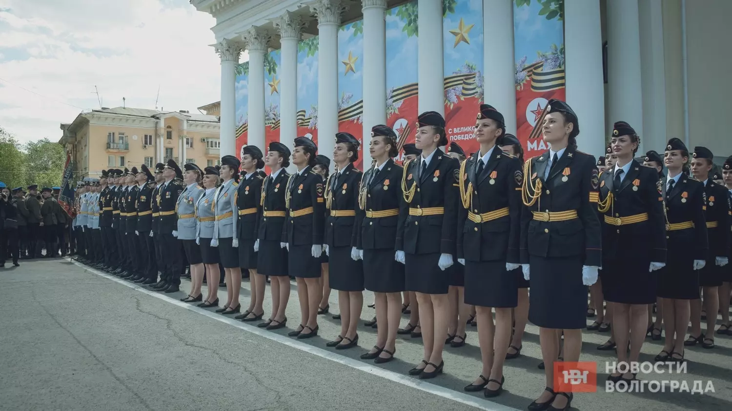 Курсантки волгоградской академии МВД и служащие полиции