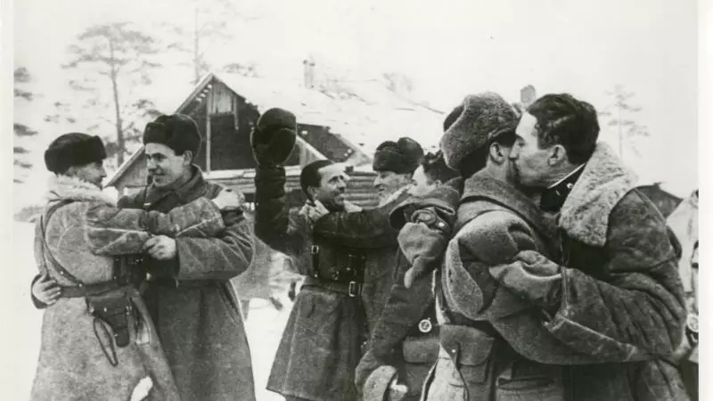 Советские солдаты радуются прорыву блокады Ленинграда
