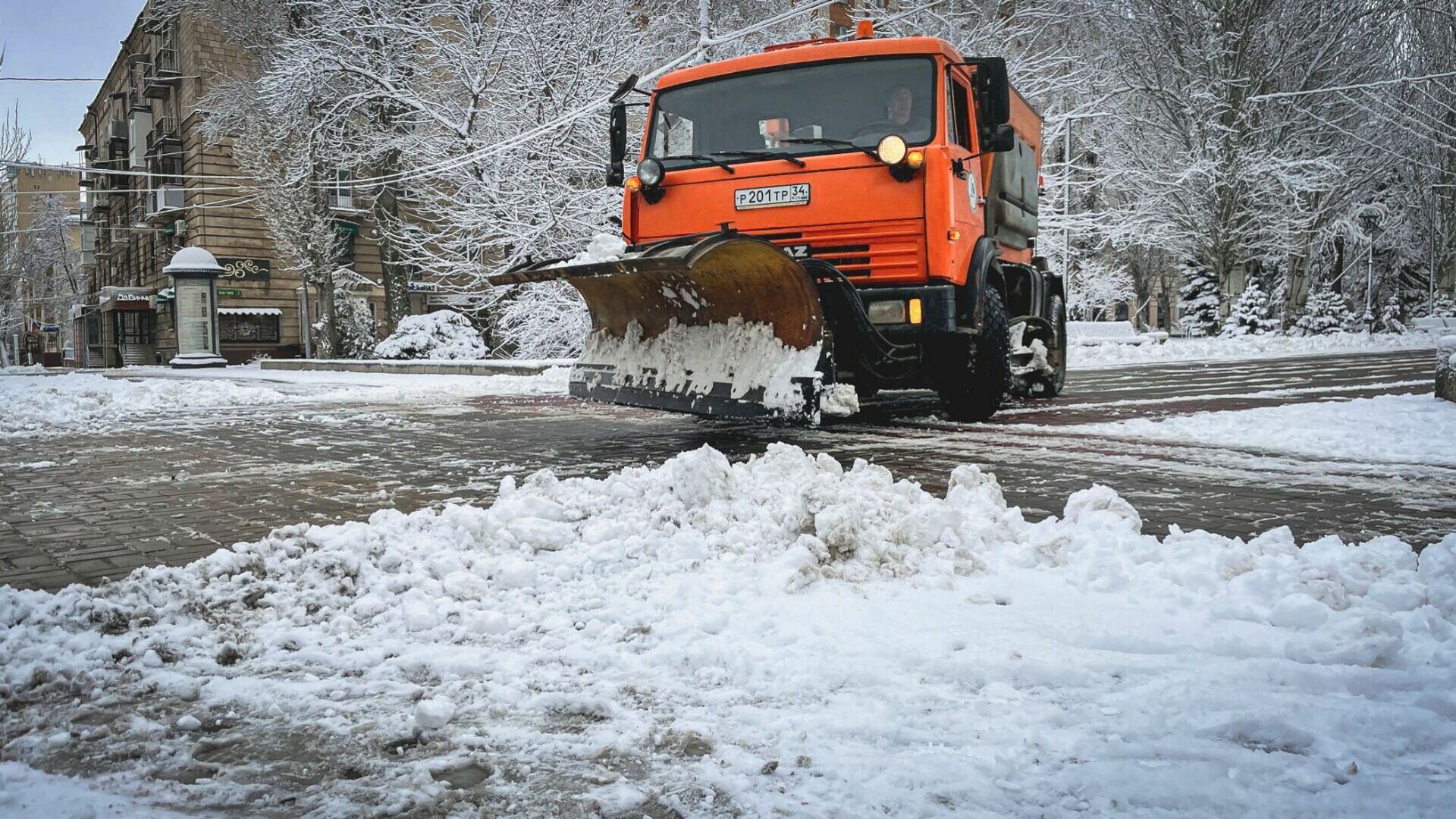 70 единиц спецтехники борются с последствиями снегопада на дорогах Волгограда