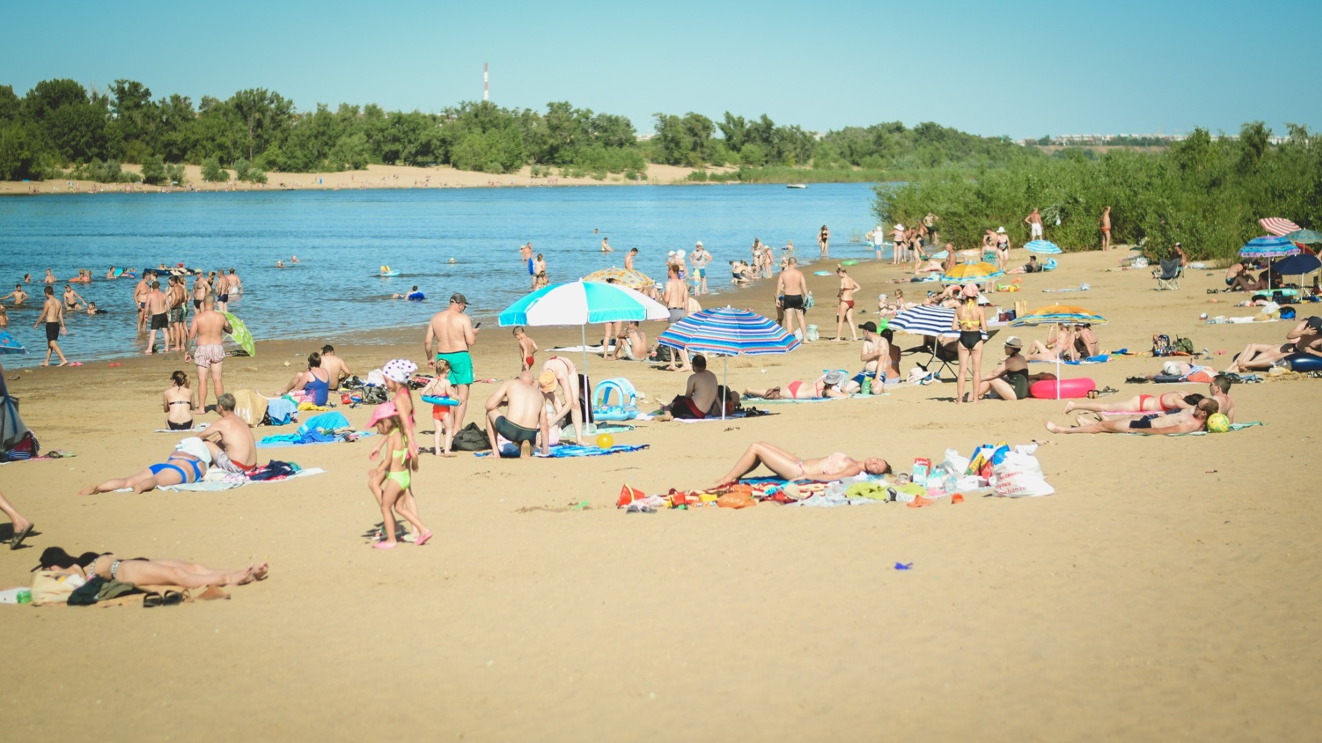 Пропавшего подростка нашли на пляже в городе Волжском
