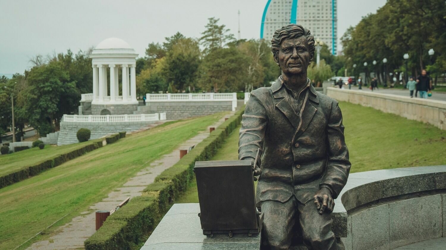 Памятник художнику Лосеву на Центральной Набережной Волгограда.