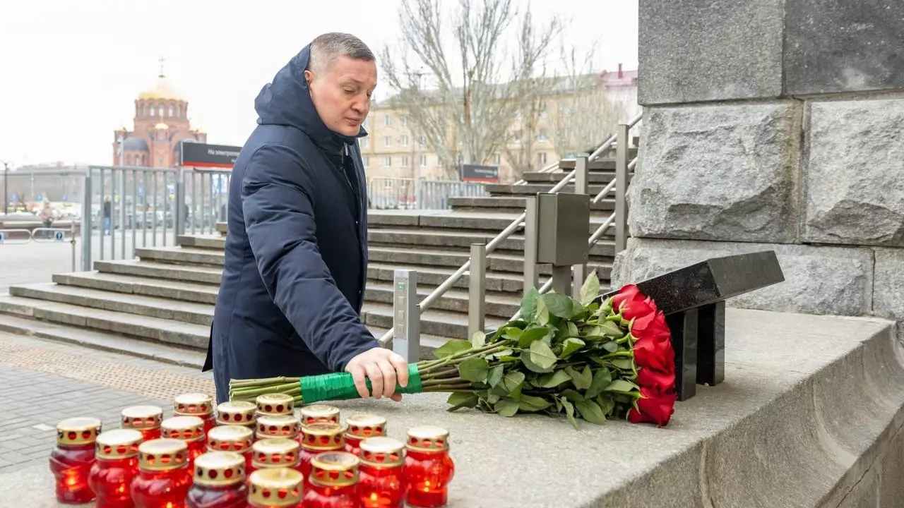 Андрей Бочаров почтил память погибших в терактах 2013 года в Волгограде