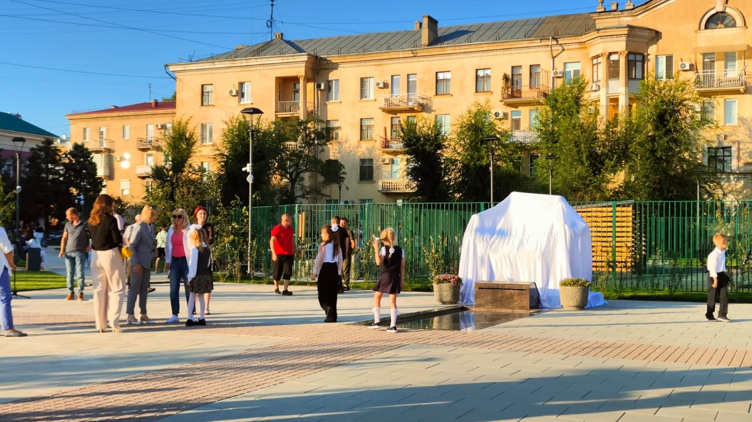 В обновленном сквере установили памятник Строителям авторства Сергея Щербакова