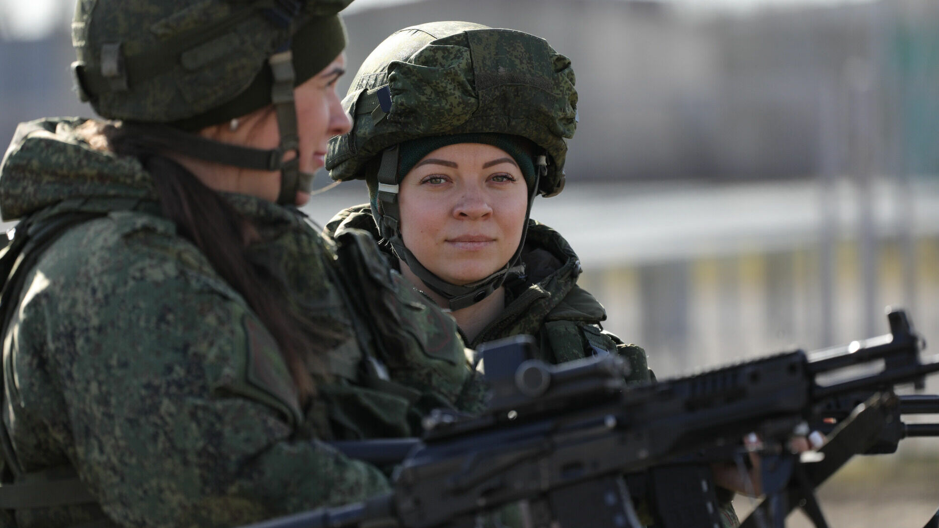 Цветами и концертом поздравили женщин-военнослужащих в Волгограде
