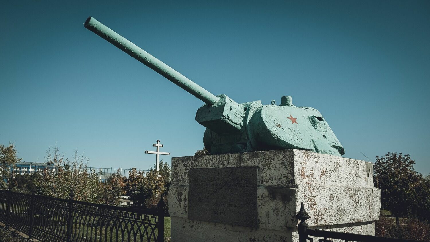 Памятник-башня Т-34 на мемориальном комплексе "Остров Людникова"
