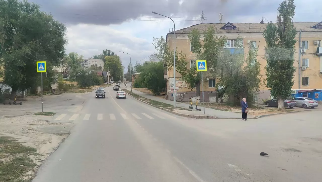 Единственный пешеходный переход на ул. Новоузенской к зданию вокзала не ведет