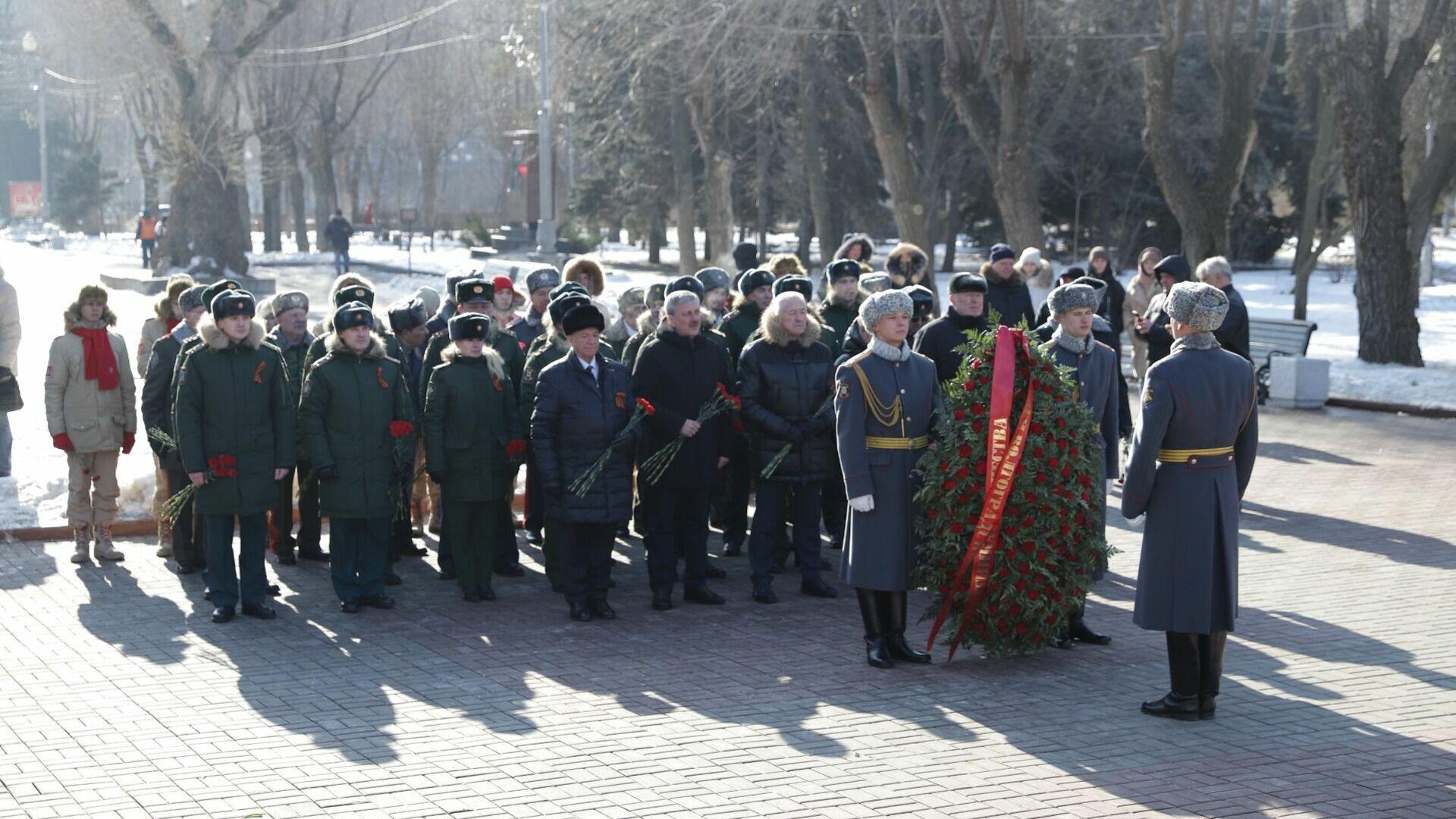Памятные мероприятия проходят в Волгограде в День защитника Отечества
