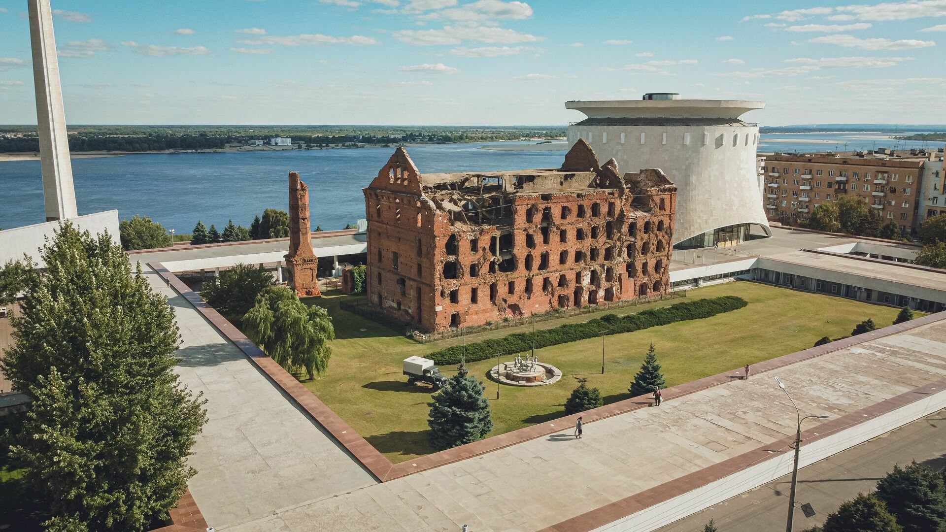 Мельница Гергардта и музей-панорама "Сталинградская битва" в Волгограде.