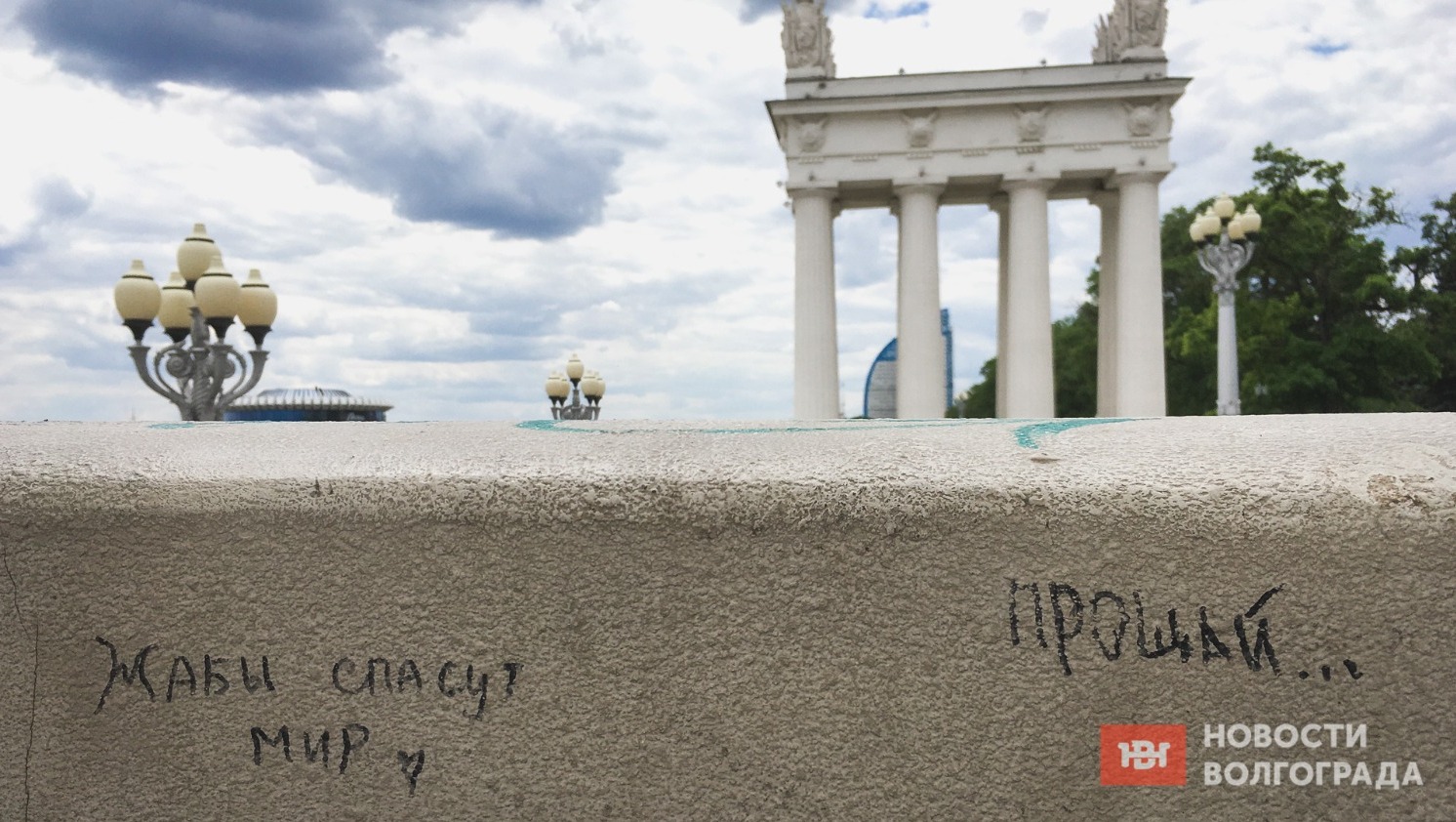 Надписи на колоннах вполне свежие - 06.06.2023 - с днём рождения, Александр Сергеевич