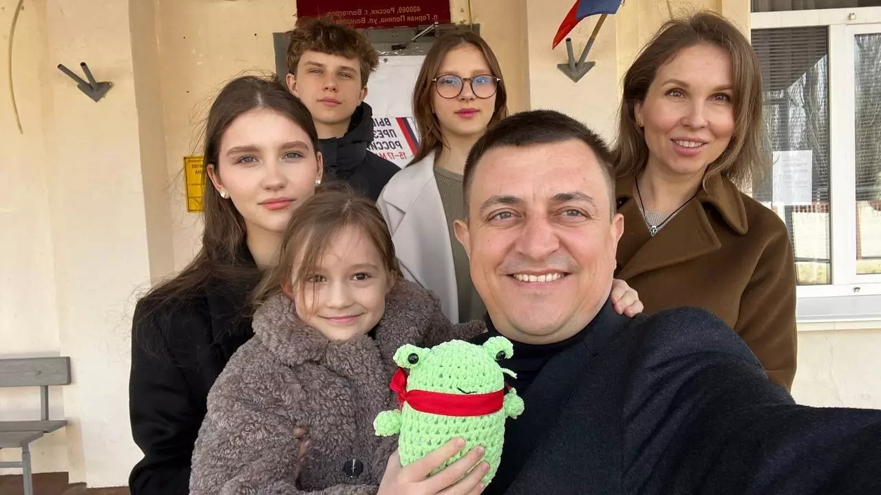 Волгоградский депутат Гимбатов пришёл на выбор всей семьёй