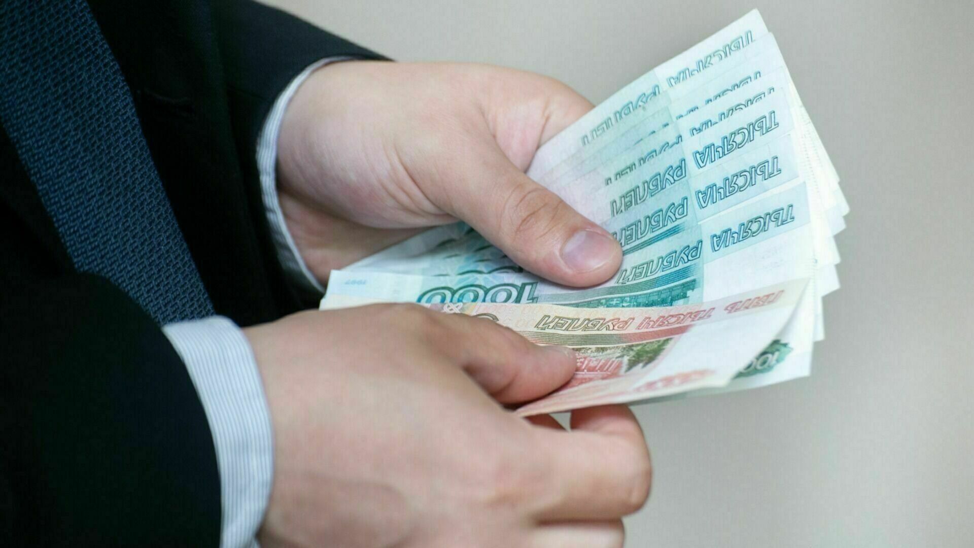 Волгоградцам начали предлагать зарплаты по 200 тысяч рублей