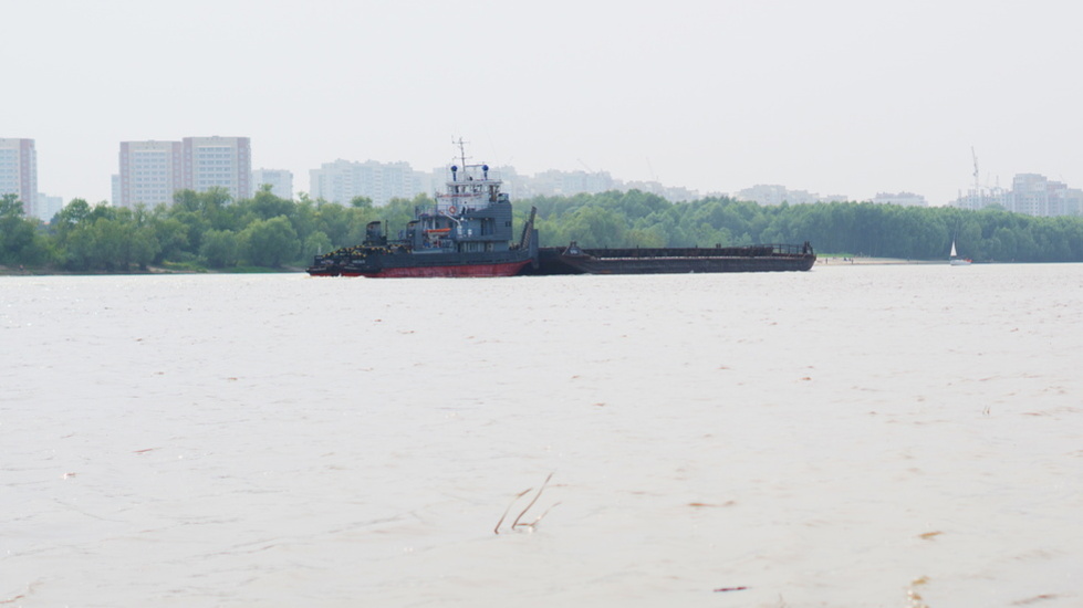 В Волгограде самодельное судно незаконно перевозило лом черного металла