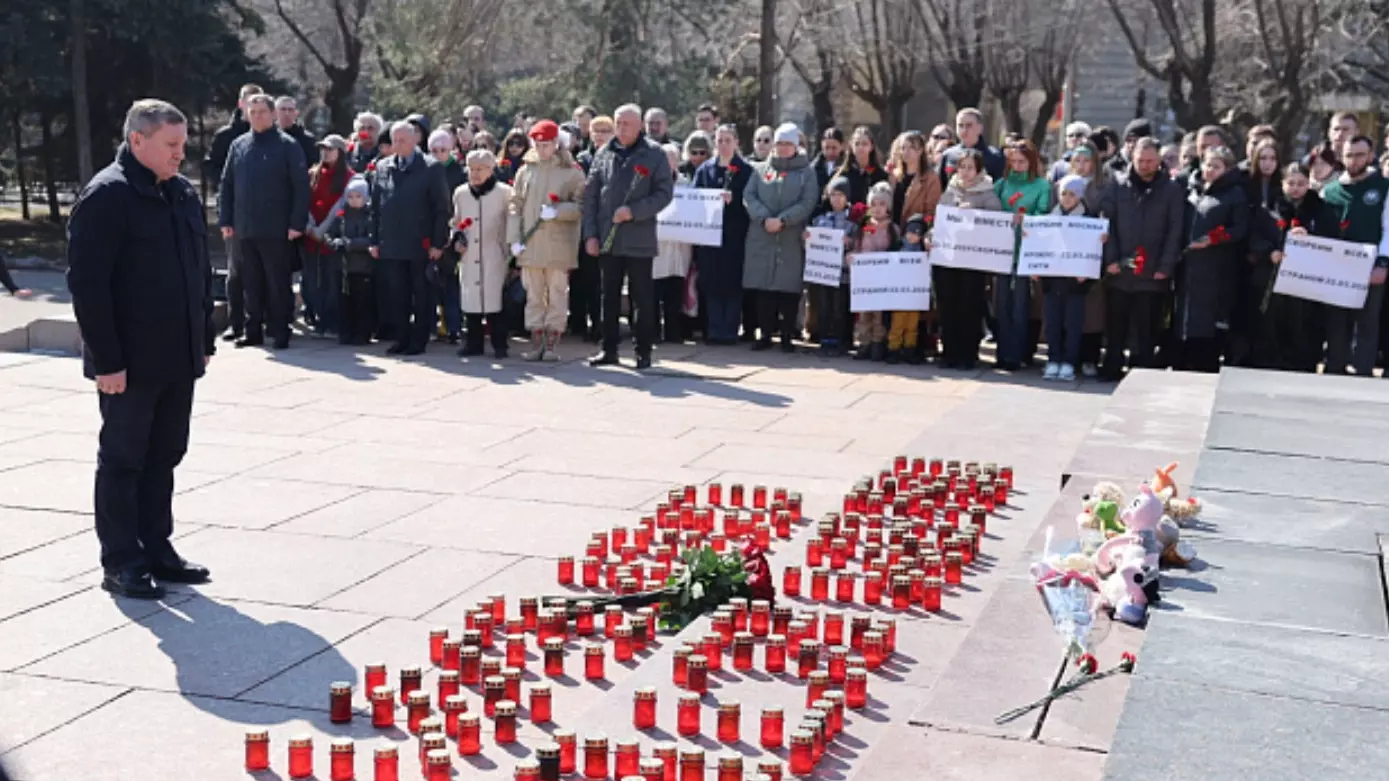 Где в Волгограде организовали стихийный мемориал в память о жертвах теракта в «Крокус Сити Холл»