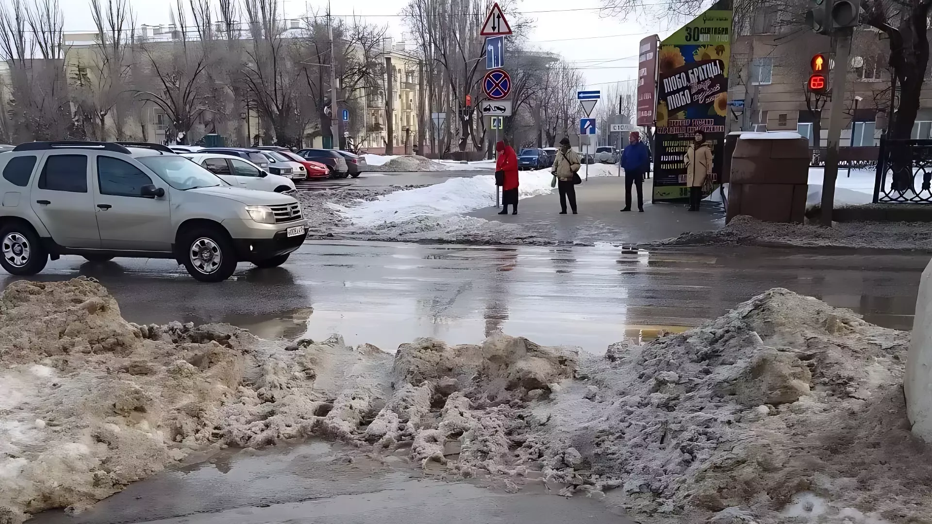 На дорогах Волгограда застыли снежно-песчаные баррикады