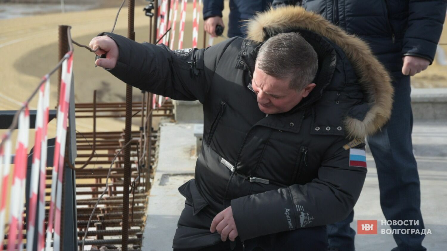 Губернатор Андрей Бочаров на стройплощадке моста через ВДСК.