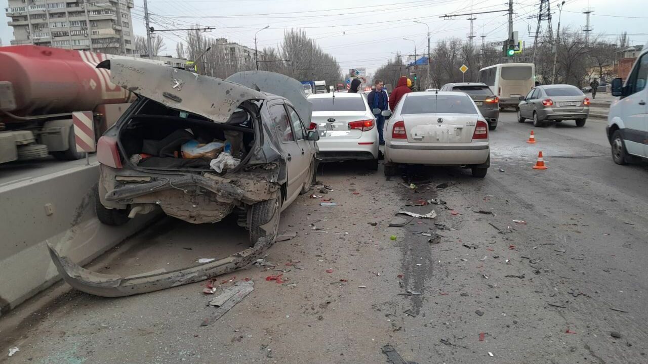 Пять машин столкнулись посреди дороги в Волгограде