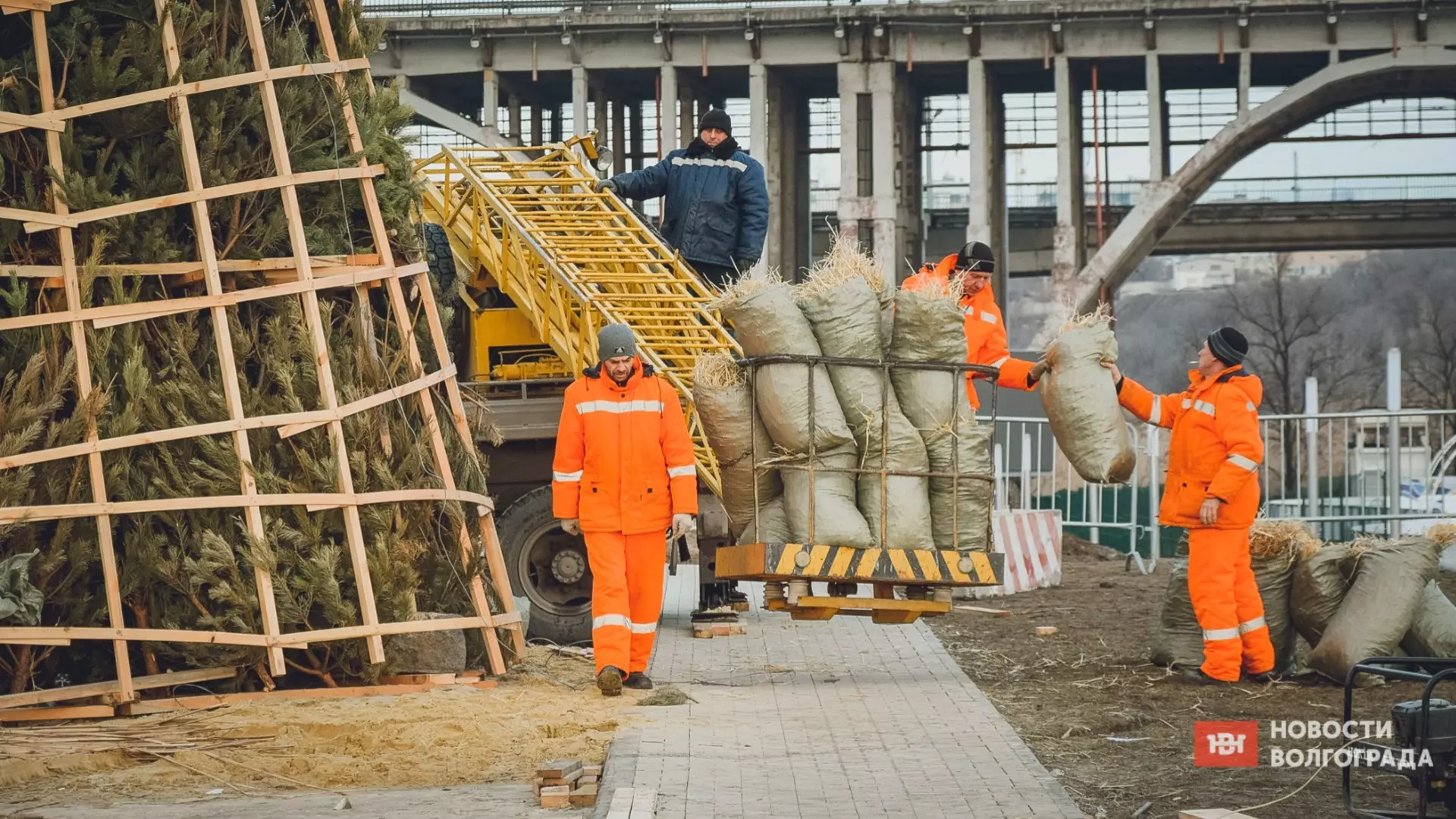 Каркас 8-метрового чучела Масленицы смонтировали в Волгограде