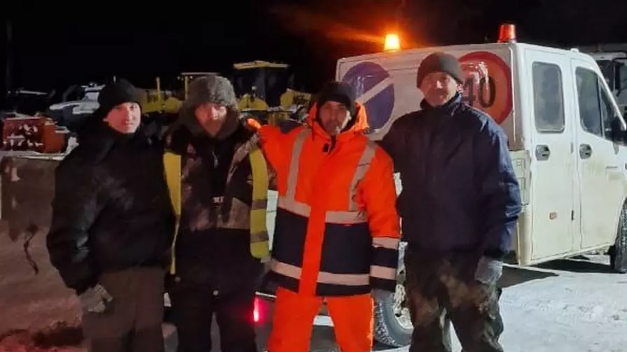 Дорожники спасли замерзавших велосипедистов под Волгоградом