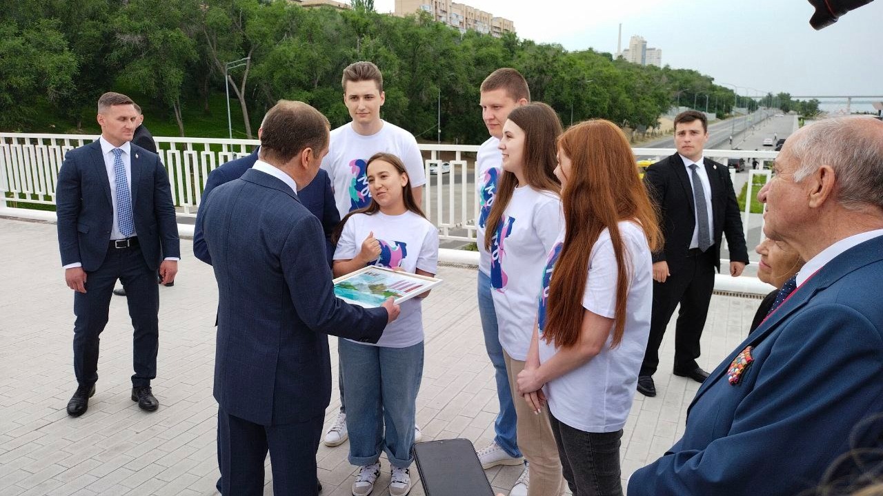 Волгоградцы подарили Медведеву копию отправленной в космос картины