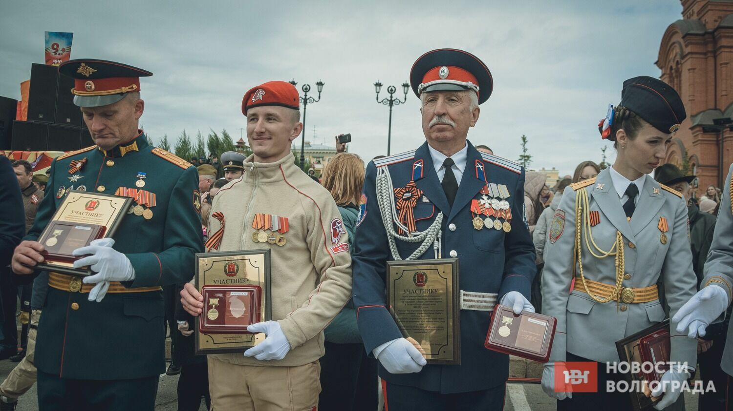 Замминистра МВД вручил участникам Парада Победы в Волгограде памятные дипломы
