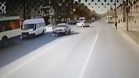 В сети появилось видео момента наезда женщины-водителя на 4-х школьников