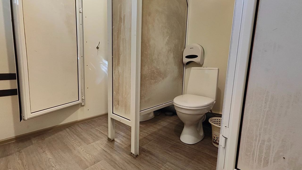 При посещении туалета в Комсомольском саду будьте готовы держать двери ногами
