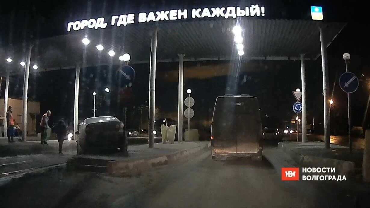 Лобовое столкновение автомобилей произошло на посту ДПС в Волжском