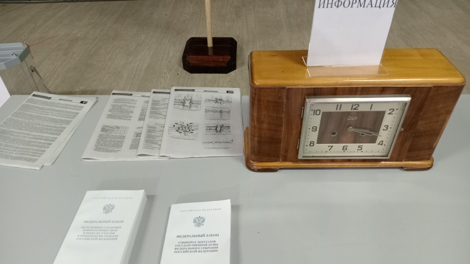 Старинные часы на УИК-302 отбивают ход голосования каждые полчаса
