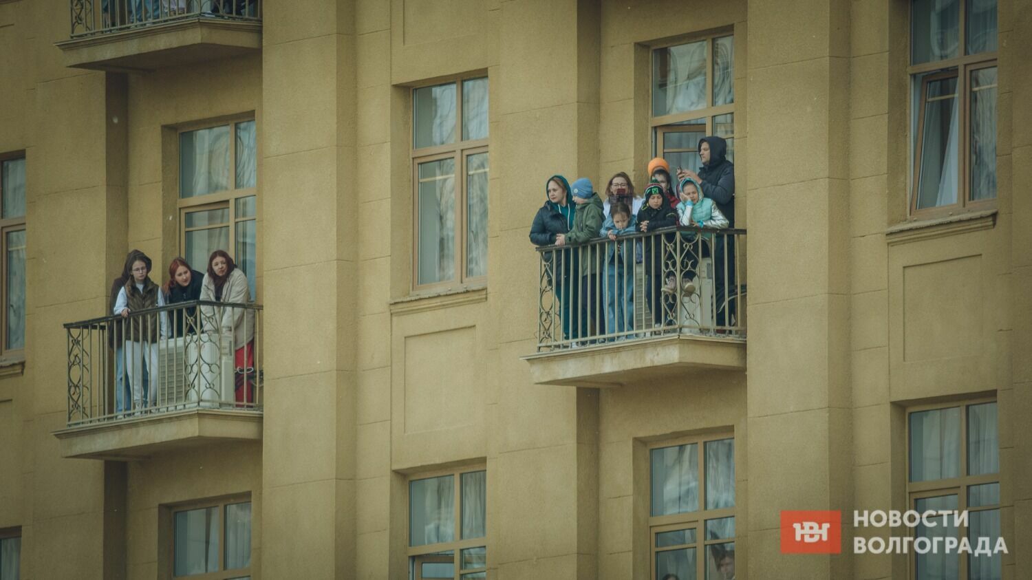 Особенно хорошо было видно парад с балконов домов, расположенных непосредственно на площади Павших Борцов.