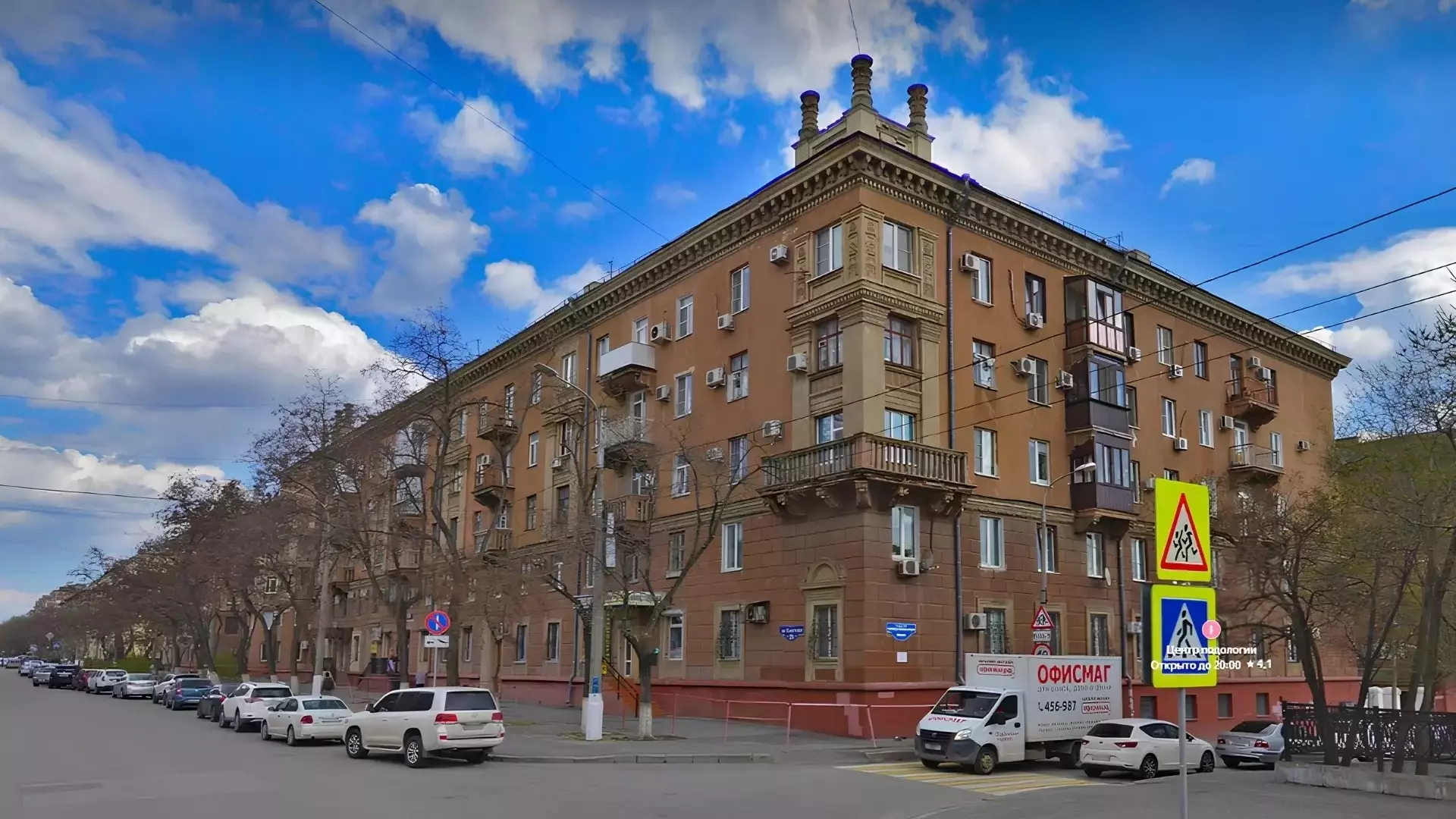 Жильцы дома-памятника в Волгограде просят губернатора спасти потолки от обрушения
