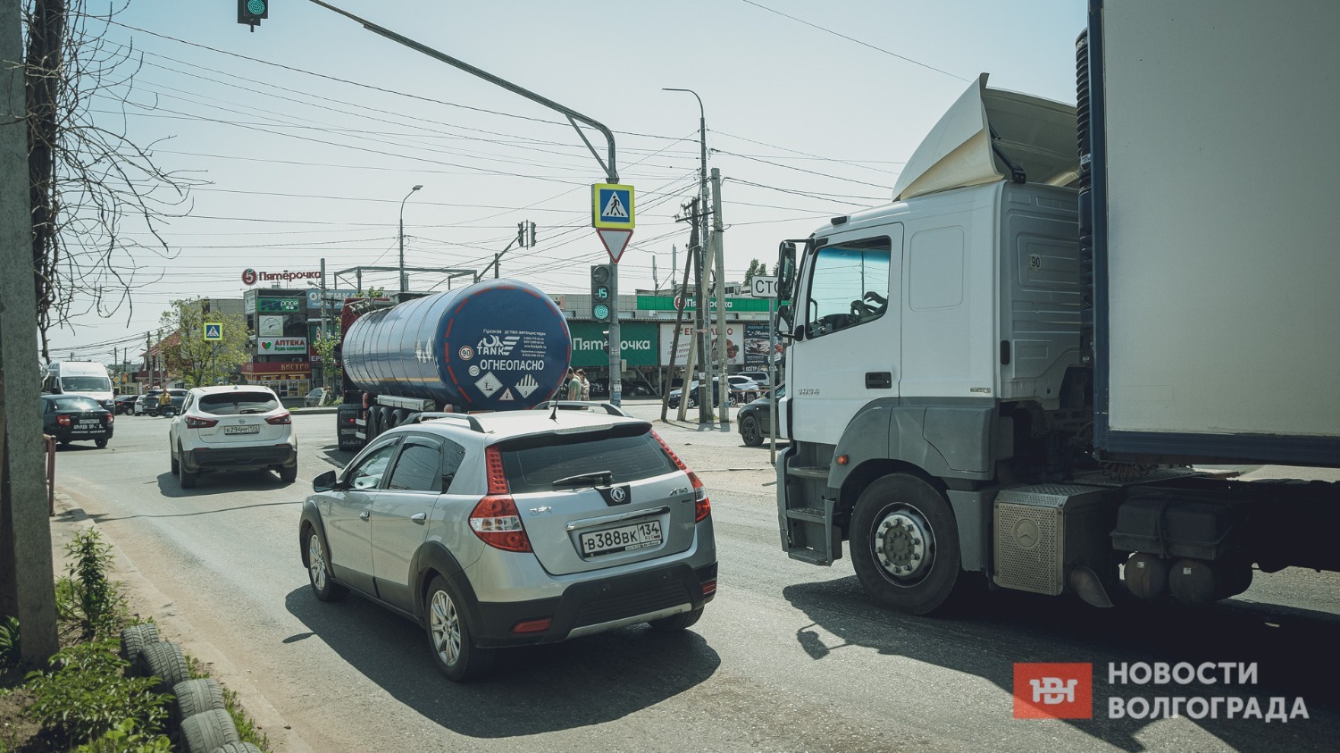 На улице Ардатовской пробки скапливаются из-за большегрузов