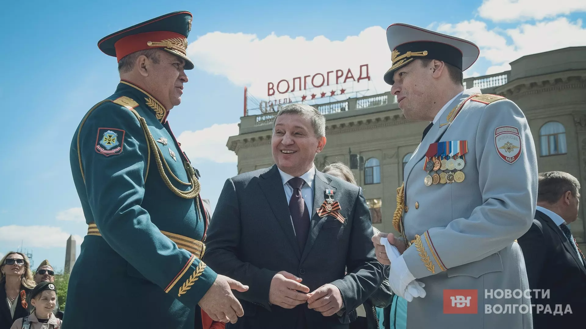 Губернатор Бочаров остался на площади Павших борцов после парада
