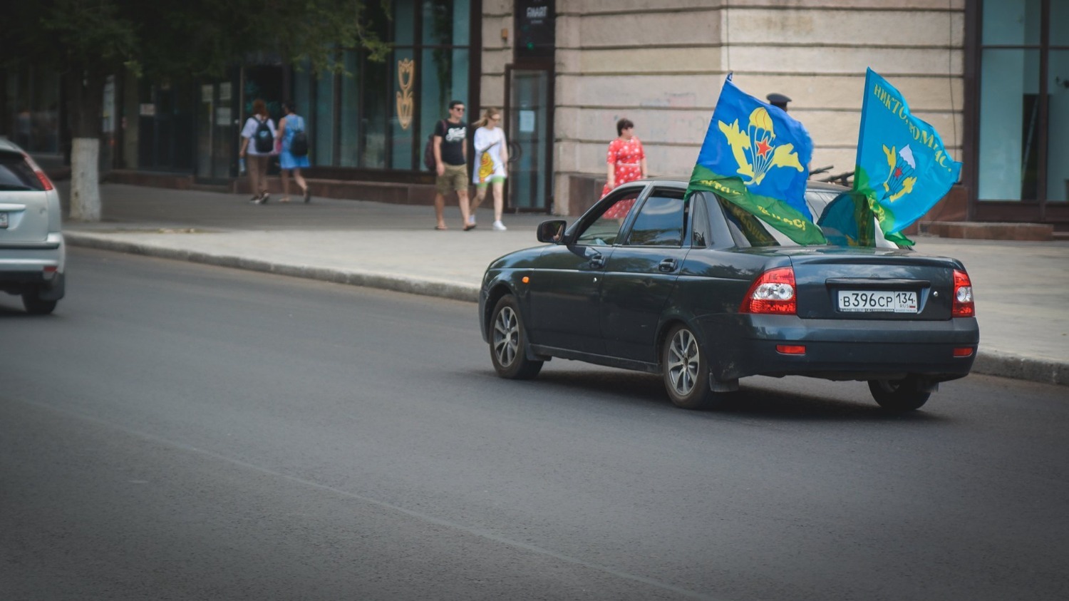 Флаги ВДВ встречаются разве что в центре Волгограда