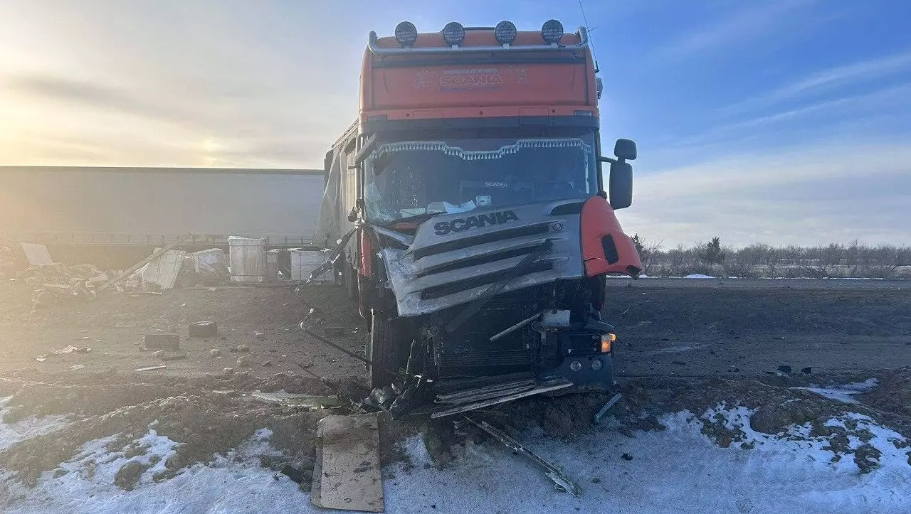 Фура раздавила фургон-рефрижератор на трассе в Волгоградской области
