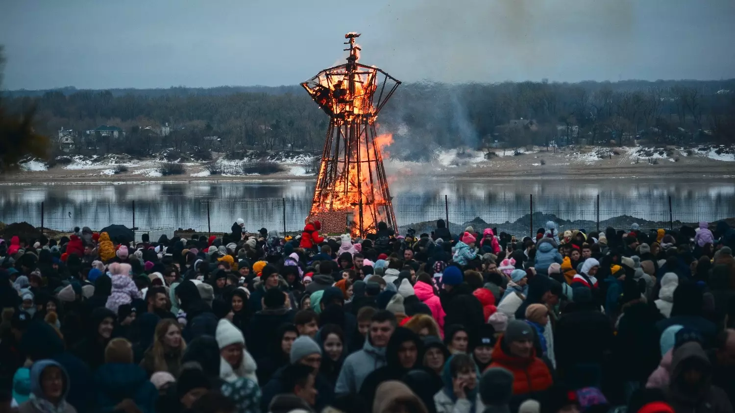 8-метровое чучело Масленицы сожгли в Волгограде