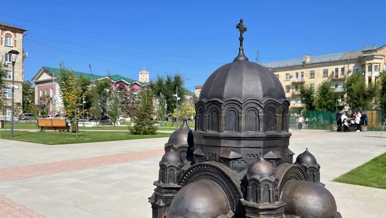 Горожане отломали сразу четыре креста на копии храма Александра Невского