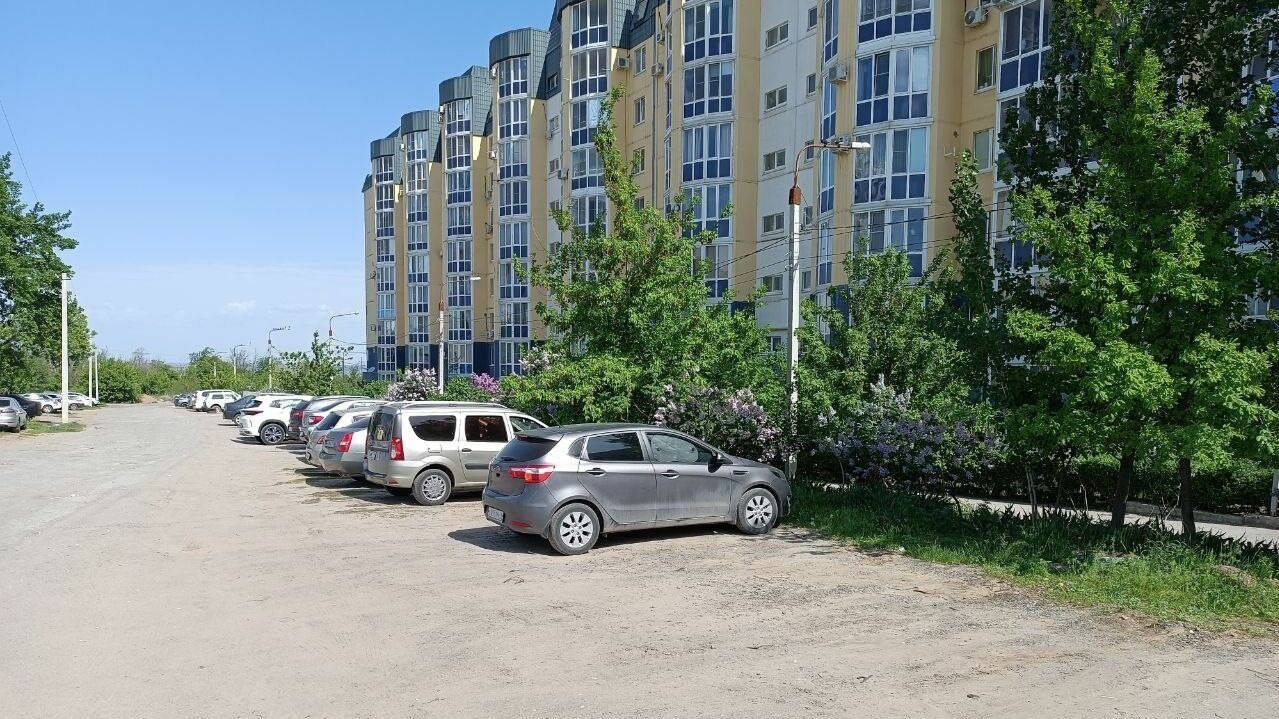 Конфликт из вывешенных флагов России произошел в Волгограде между жильцами дома по ул. Морозова.