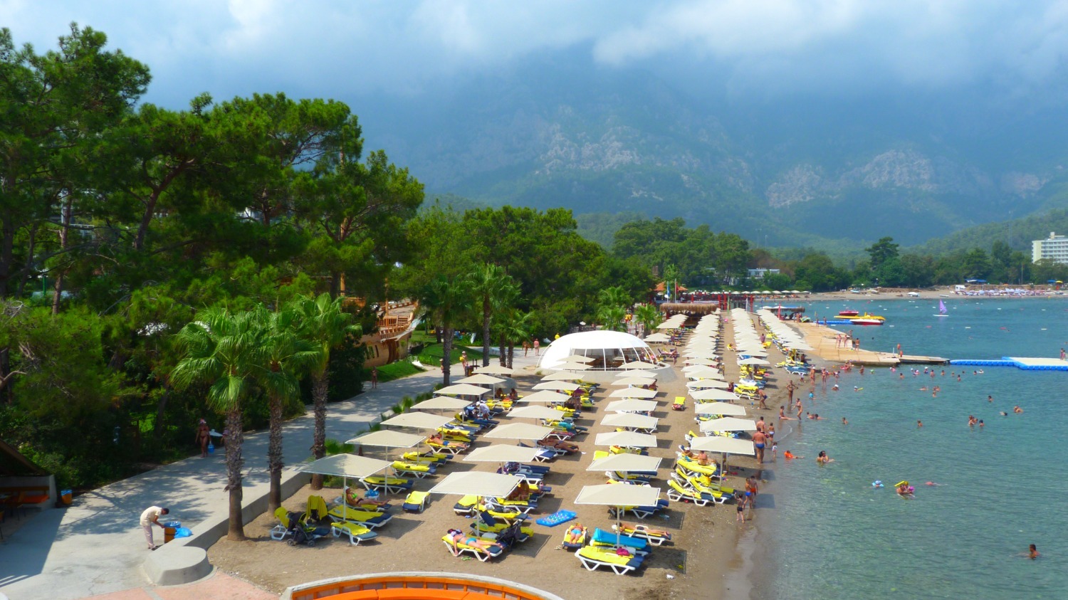 Пляжи в турецких отелях начинают заполняться только 9 часам утра