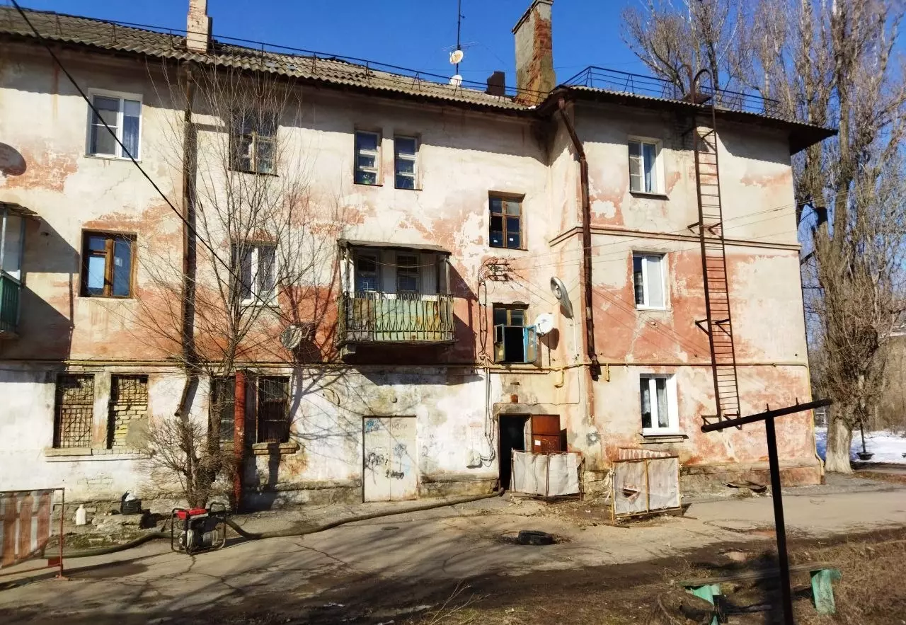 Два месяца подвал аварийного дома в Волгограде заливал кипяток