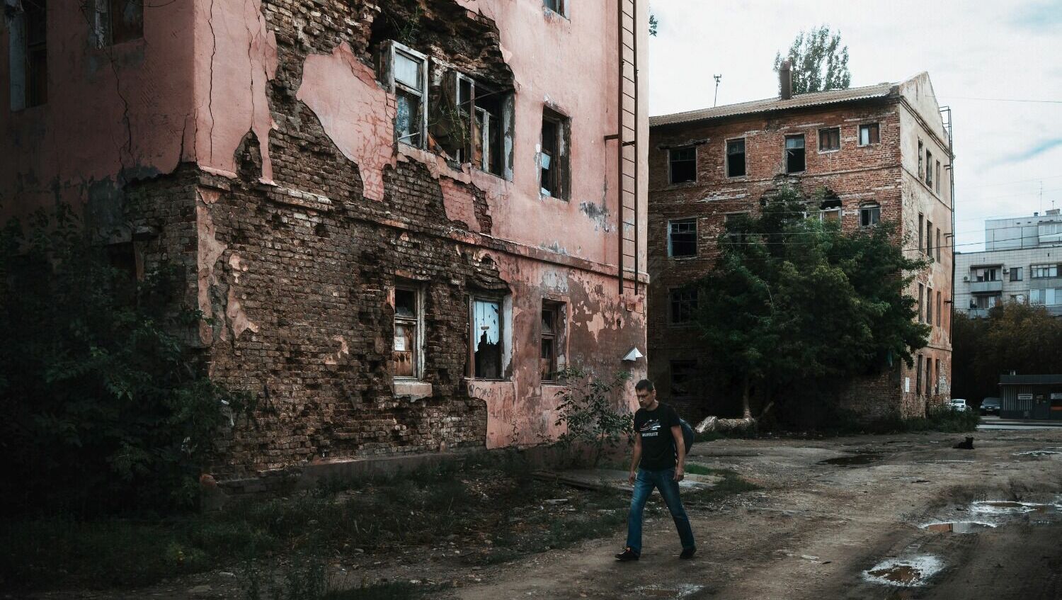 В некоторых частях Тракторозаводского района встречаются ансамбли из аварийного жилья
