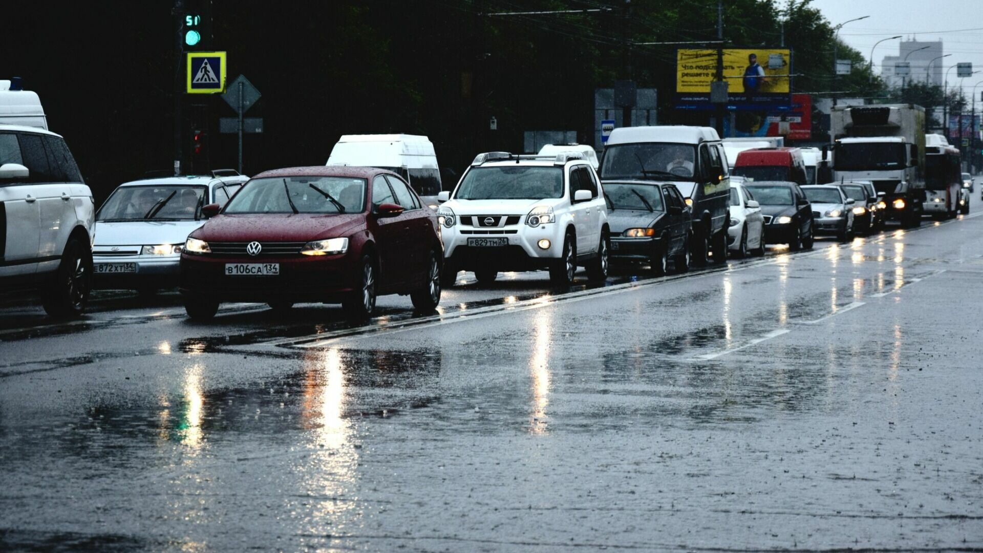 Дождь спровоцировал пробки на дорогах Волгограда.