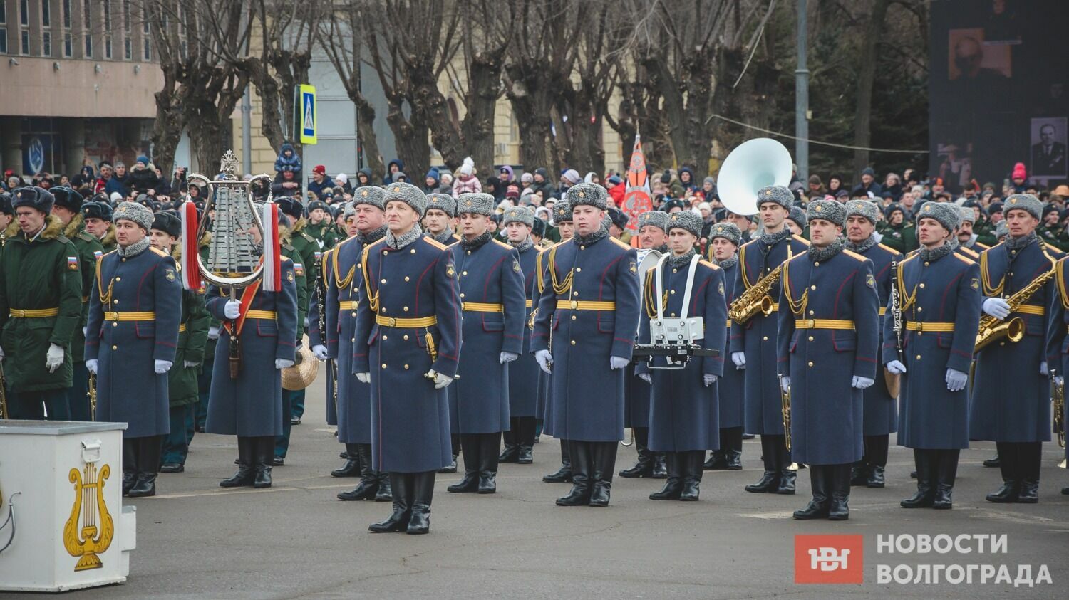 Евгений Иванов и Алексей Авдеев объехали парадные расчеты, поочередно поздравляя военнослужащих с Победой