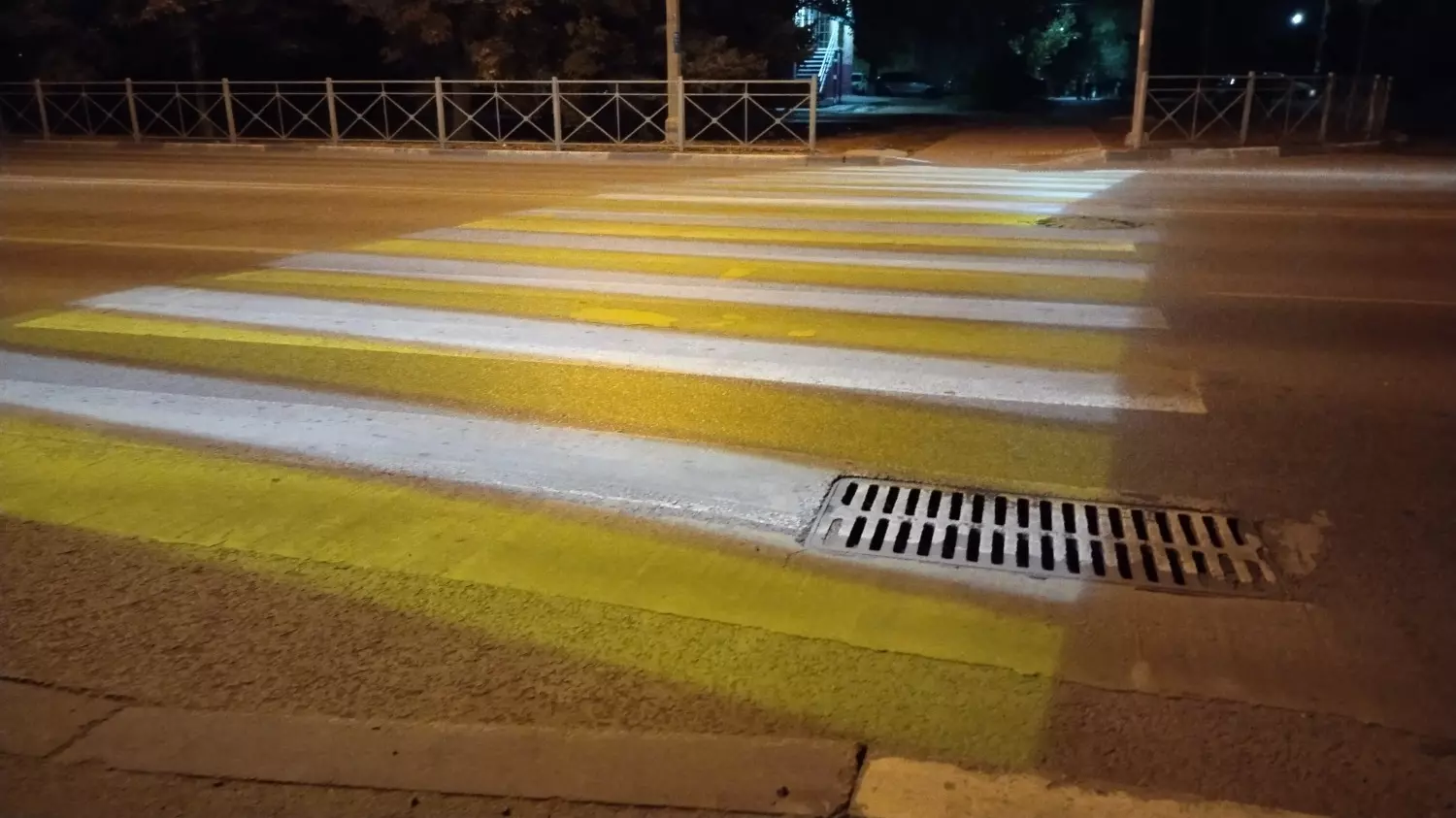 Проекцию на пешеходный переход на улице Мира в Волжском немного покосило