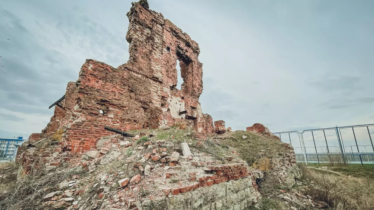 Руины командного пункта на Острове Людникова в Волгограде