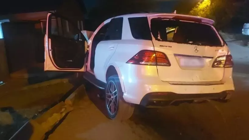 Полиция начала поиск водителя автомобиля Mercedes