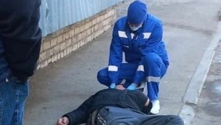Прохожий спас троих умирающих мужчин на улице в Волжском