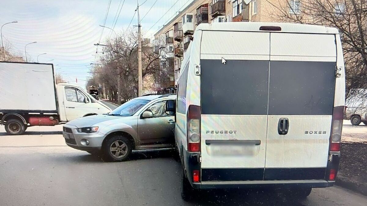 Два человека пострадали в массовом ДТП с маршруткой в Волгограде