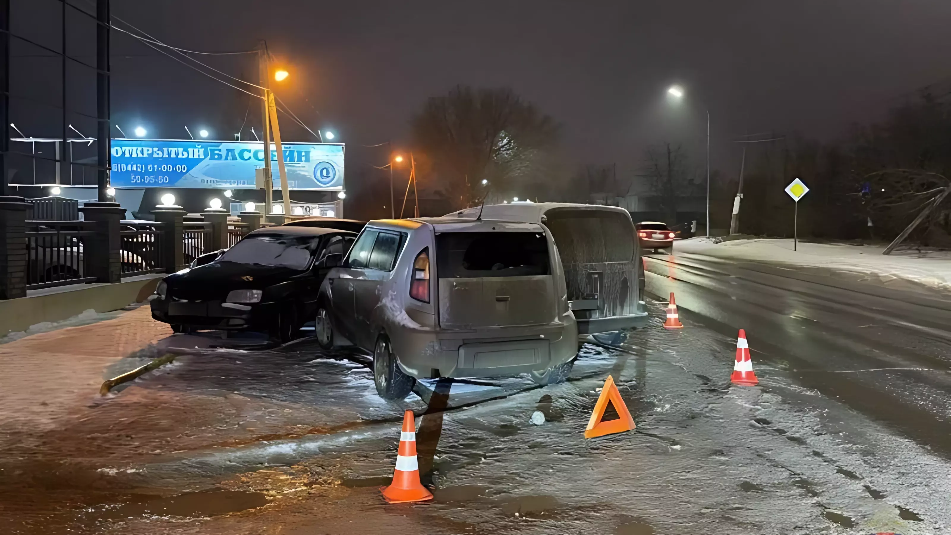 Четыре машины столкнулись в Волгограде из-за обгона