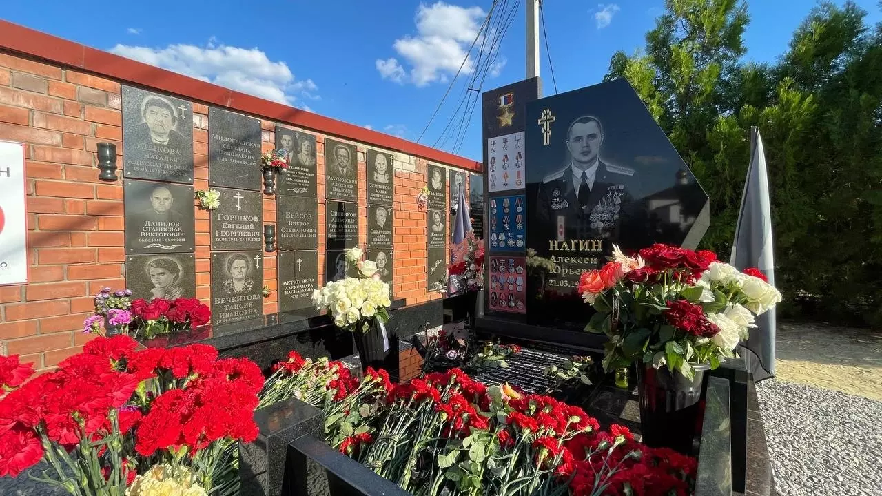Памятник на могиле Героя России Алексея Ногина в Волгограде