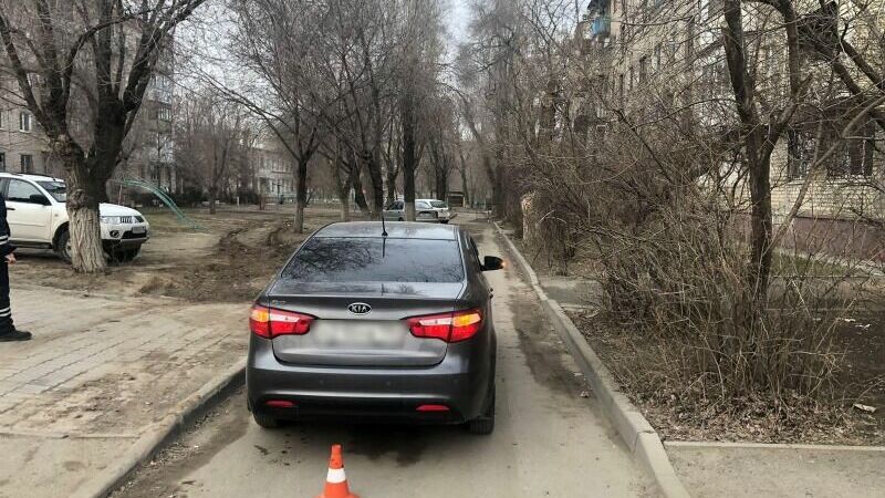 Четыре пешехода попали под машину в Волгоградской области